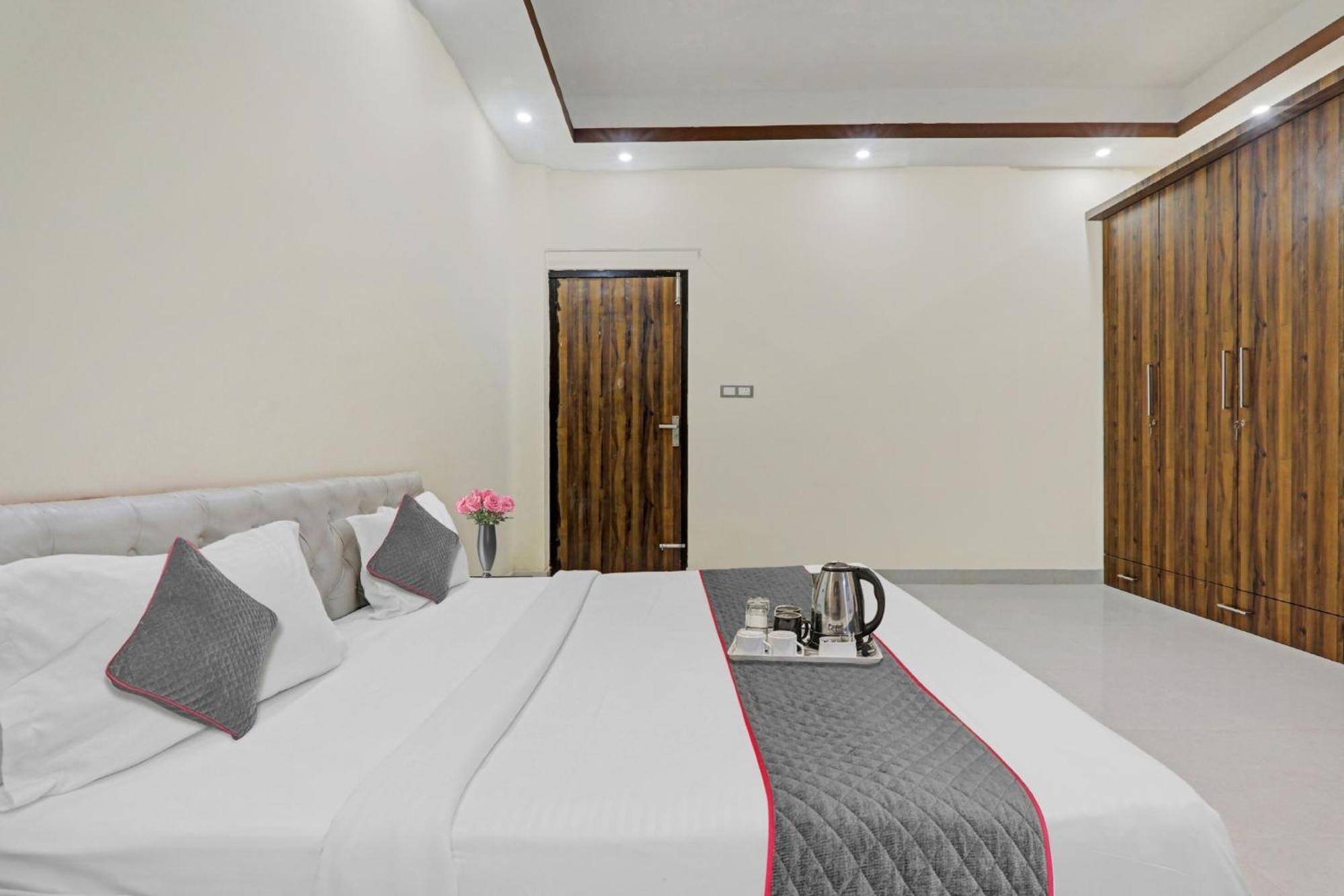 Townhouse Relax Inn Chinhat Εξωτερικό φωτογραφία