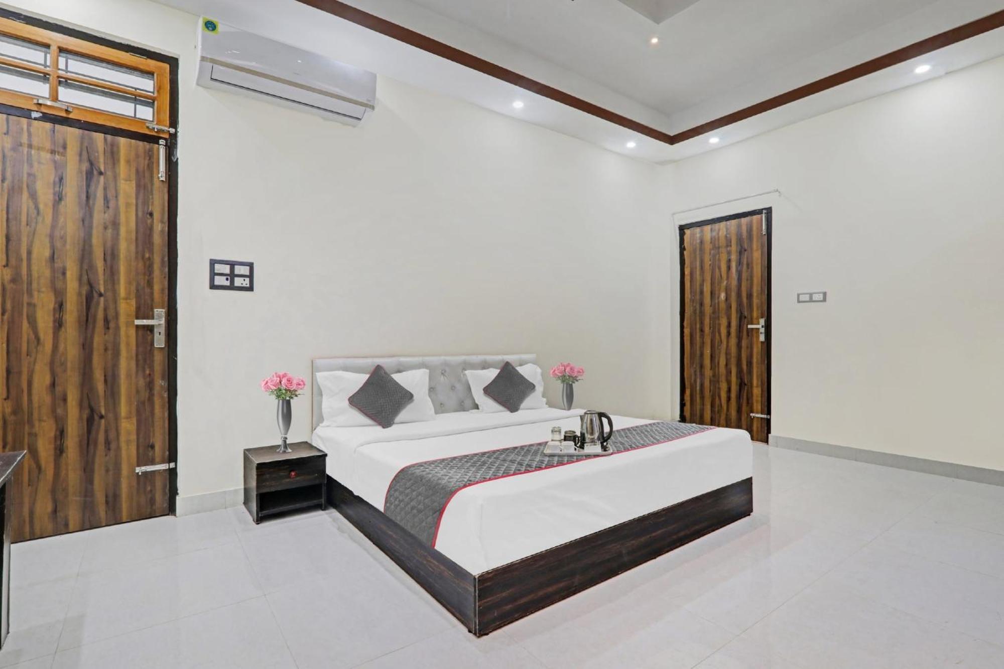 Townhouse Relax Inn Chinhat Εξωτερικό φωτογραφία